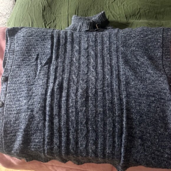 Cable-knit turtleneck cape with button detail on the side - Picture 2 of 3